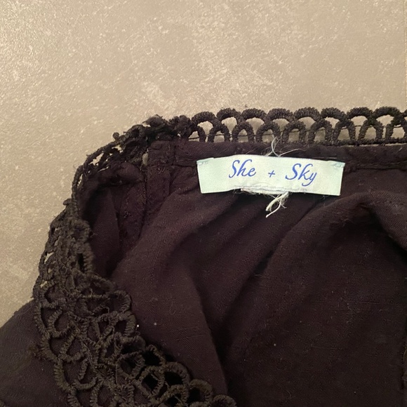 Back Lace Cropped Blouse - Picture 3 of 3